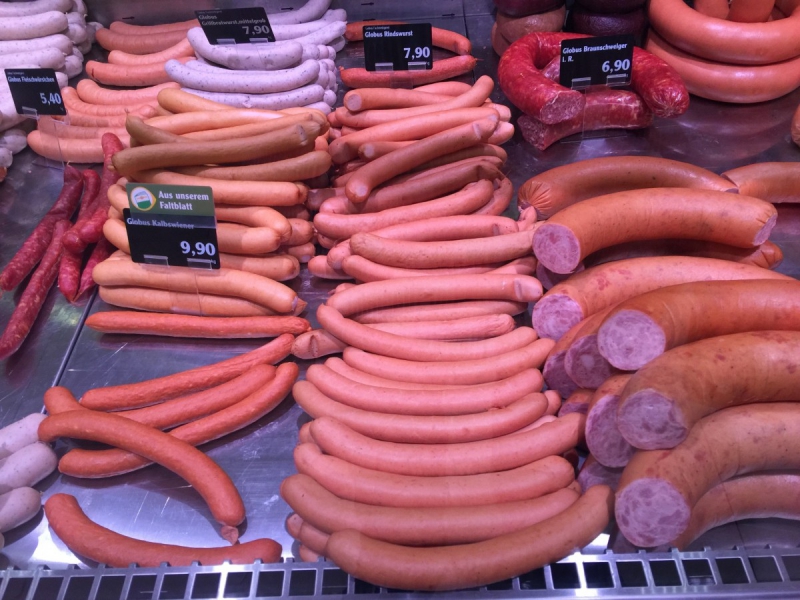 charcuterie-SIGNES-min_sausages_meat_butchery-1069321